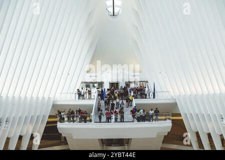 New York City, USA, 24. Juni 2018: Innenansicht des World Trade Center Transportation Hub oder Oculus, entworfen von Santiago Calatrava Architect. Befindet Sich Stockfoto