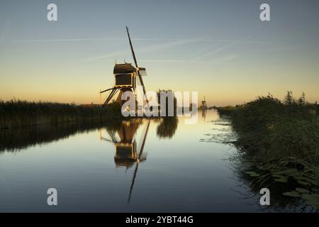 Mühle die Gelkenesmolen entlang der Ammersche Boezem Canal in der Nähe der Niederländischen Dorf Groot-Ammers Stockfoto