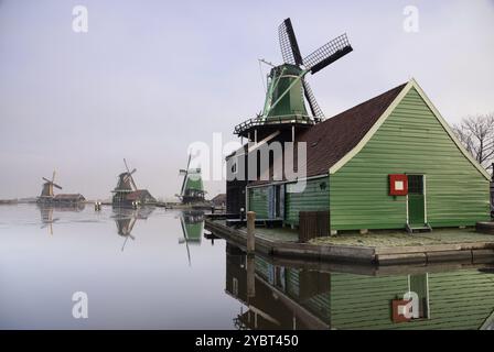 Windmühle in der Niederländischen traditionelles Dorf Zaanse Schans, einem der meistbesuchten touristischen Orten in den Niederlanden Stockfoto