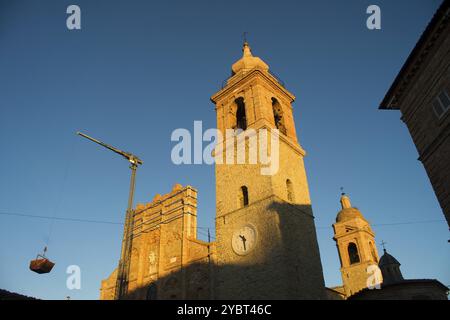 Wiederauffüllungsarbeiten nach dem Erdbeben der Stiftskirche in San Ginesio Macerata Stockfoto