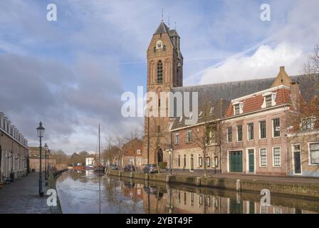 Blick auf die St. Michael Kirche in der niederländischen historischen Stadt Oudewater entlang des Flusses Hollandsche IJssel in der Provinz Utrecht Stockfoto