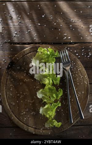 Präsentation eines frischen grünen Salats als Beilage Stockfoto