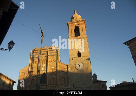 Wiederauffüllungsarbeiten nach dem Erdbeben der Stiftskirche in San Ginesio Macerata Stockfoto