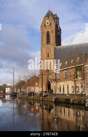 St. Michael Kirche entlang des Flusses Hollandsche IJssel in der historischen Stadt Oudewater in der niederländischen Provinz Utrecht Stockfoto