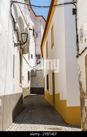 Panoramasicht auf die Altstadt von Elvas in Alentejo, Portugal. Enge Gassen mit weiß getünchten weißen Häusern Stockfoto