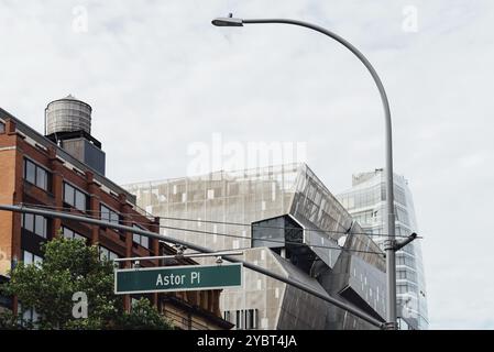 New York City, USA, 20. Juni 2018: Stadtbild von Manhattan am Astor Place mit Cooper Square-Gebäude von Thom Mayne im Hintergrund, Nordamerika Stockfoto