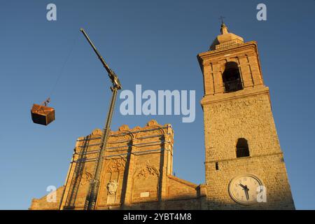 Wiederauffüllungsarbeiten nach dem Erdbeben der Stiftskirche in San Ginesio Macerata Stockfoto