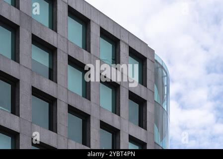 Madrid, Spanien, 16. Oktober 2021: Mit Stein und Glas belüftete Fassade eines modernen Bürogebäudes. Maria de Molina Avenue, Europa Stockfoto