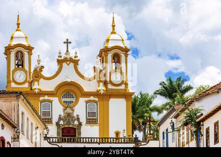 Fassade einer historischen Barockkirche und Häuser in der Stadt Tiradentes in Minas Gerais Stockfoto