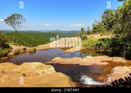 Fluss mit ruhigem, durchsichtigem Wasser zwischen Felsen, Bergen und Vegetation des Muaimii-Naturschutzgebiets in Minas Gerais Stockfoto