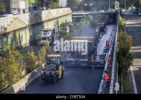 Neue Flüsterasphaltoberfläche für die Autobahn A40, in der Stadt Essen, Richtung Dortmund, 95, werden 000 m² poröser Asphalt verlegt Stockfoto