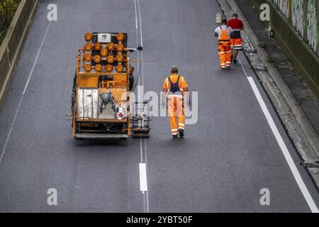 Markierungsarbeiten nach dem Aufbringen neuer Flüsterasphaltflächen für die Autobahn A40, im Stadtgebiet Essen, Richtung Dortmund, 95, 000 quadratisch Stockfoto