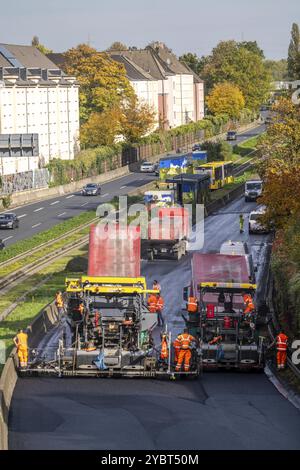 Neue Flüsterasphaltoberfläche für die Autobahn A40, in der Stadt Essen, Richtung Dortmund, 95, werden 000 m² poröser Asphalt verlegt Stockfoto