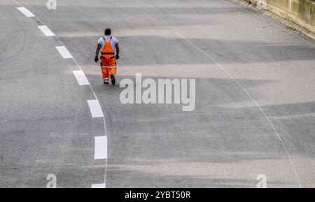 Markierungsarbeiten nach dem Aufbringen neuer Flüsterasphaltflächen für die Autobahn A40, im Stadtgebiet Essen, Richtung Dortmund, 95, 000 quadratisch Stockfoto