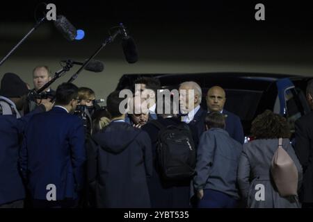 Joe Biden (46. Präsident der Vereinigten Staaten) gibt Journalisten Interviews nach seiner Ankunft am Berliner Flughafen BER am 17. Oktober 2024 Stockfoto