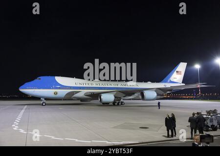 Joe Biden traf am 17. Oktober 2024 mit der Air Force One am Flughafen BER in Berlin ein Stockfoto