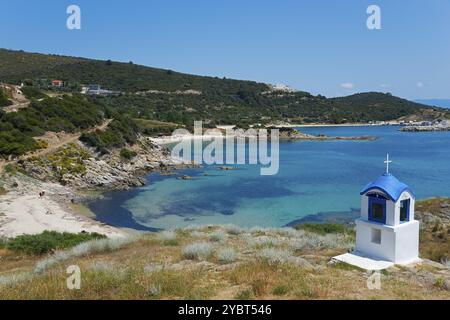 Kleine Kapelle mit blauem Dach an einer felsigen Küste mit klarem Meerwasser, griechisch-orthodoxer Schrein, Strand in der Nähe von Sarti, Sithonia, Chalkidiki, Zentralmakedonien, G Stockfoto