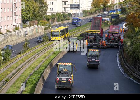 Neue Flüsterasphaltoberfläche für die Autobahn A40, in der Stadt Essen, Richtung Dortmund, 95, werden 000 m² poröser Asphalt verlegt Stockfoto