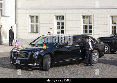 Präsidentenfahrzeug The Beast vor dem Schloss Bellevue, Berlin, 18. Oktober 2024 Stockfoto