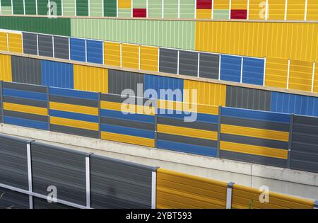 Farbenfrohe Lärmschutzwände an der Autobahn A52, am Abzweig Essen-Ruettenscheid, wurden die Lärmschutzwände im Rahmen der Th in farbenfrohem Design umgebaut Stockfoto