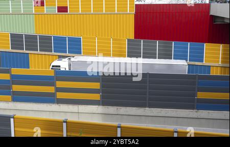 Farbenfrohe Lärmschutzwände an der Autobahn A52, am Abzweig Essen-Ruettenscheid, wurden die Lärmschutzwände im Rahmen der Th in farbenfrohem Design umgebaut Stockfoto