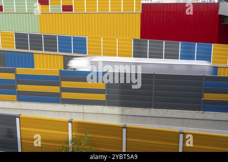 Farbenfrohe Lärmschutzwände an der Autobahn A52, am Abzweig Essen-Ruettenscheid, wurden die Lärmschutzwände im Rahmen der Th in farbenfrohem Design umgebaut Stockfoto