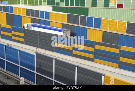 Farbenfrohe Lärmschutzwände an der Autobahn A52, am Abzweig Essen-Ruettenscheid, wurden die Lärmschutzwände im Rahmen der Th in farbenfrohem Design umgebaut Stockfoto