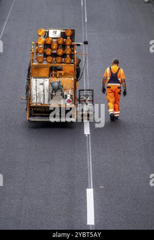 Markierungsarbeiten nach dem Aufbringen neuer Flüsterasphaltflächen für die Autobahn A40, im Stadtgebiet Essen, Richtung Dortmund, 95, 000 quadratisch Stockfoto