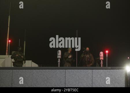 Spezielle Polizeieinheiten stehen auf einem Dach vor der Ankunft von Joe Biden (46. Präsident der Vereinigten Staaten) am BER Airport, Berlin, 17. Oktober Stockfoto