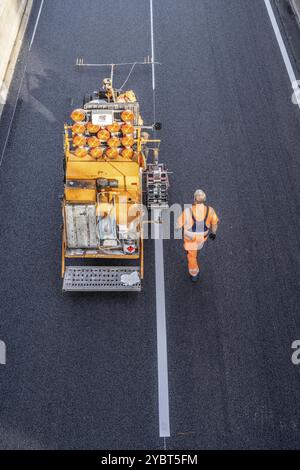 Markierungsarbeiten nach dem Aufbringen neuer Flüsterasphaltflächen für die Autobahn A40, im Stadtgebiet Essen, Richtung Dortmund, 95, 000 quadratisch Stockfoto