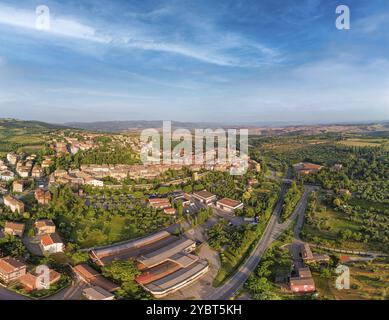 Blick aus der Vogelperspektive auf das Orcia-Tal in der Toskana mit dem wunderschönen Dorf San Quirico Stockfoto