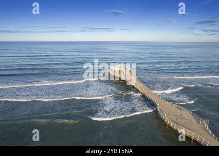 Luftaufnahmen bei Sonnenaufgang am Pier von Lido di Camaiore Toskana Italien Stockfoto