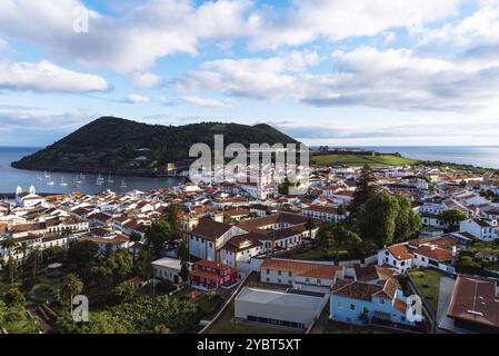 Panoramablick auf die Altstadt, den Hafen und die Festung von Angra do Heroismo, Insel Terceira, Portugal, Europa Stockfoto