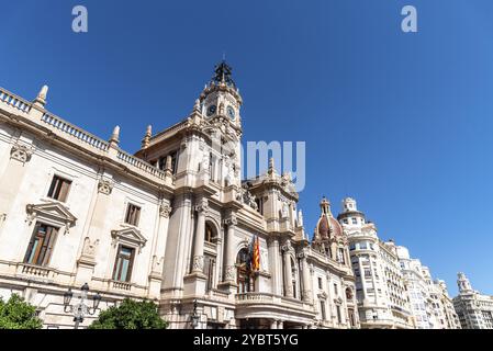 Valencia, Spanien, 29. Juli 2023: Das Rathaus von Valencia vor blauem Himmel. Tiefwinkelansicht, Europa Stockfoto