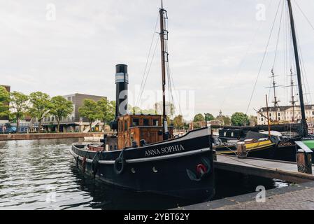 Amsterdam, Niederlande, 6. Mai 2022: Alte Holzschiffe im Society Museum Harbor Amsterdam oder Vereniging Museumhaven Amsterdam Stockfoto