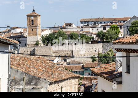 Blick auf die kleine Stadt mit Kirche und malerischen Häusern mit verputzter Fassade und Keramikkacheldächern an einem sonnigen Tag. Chinchon, Madrid, Spanien, Europa Stockfoto