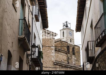 Blick auf die Straßen der mittelalterlichen Stadt Pastrana mit dem Kirchturm. La Alcarria, Guadalajara, Spanien, Europa Stockfoto