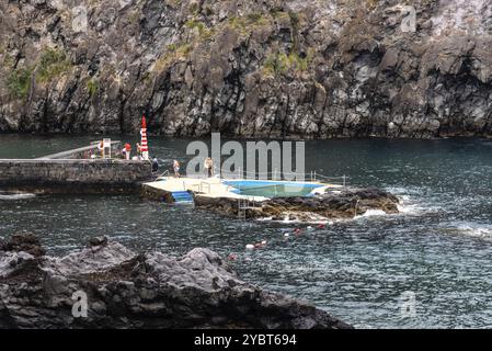 Ponta Delgada, Portugal, 5. Juli 2022: Der gemütliche Hafen von Caloura auf der Insel Sao Miguel, Azoren, Europa Stockfoto