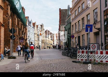 Wismar, 2. August 2019: Fahrräder auf der Straße im historischen Zentrum. Wismar ist eine Hafen- und Hansestadt in Norddeutschland an der Ostsee, EUR Stockfoto
