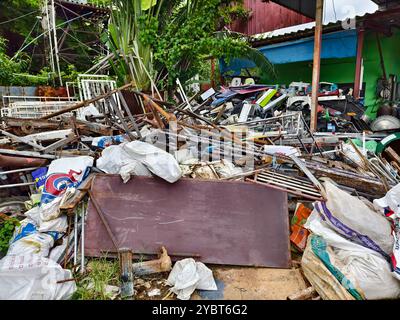 Ein Müllhaufen mit Eimer, Seil, Flaschen und anderen Gegenständen auf einer Deponie Stockfoto