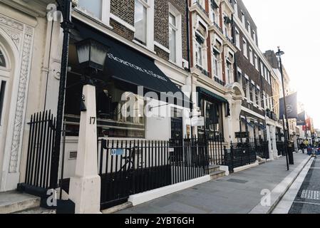 London, Großbritannien, 27. August 2023: Blick auf die Savile Row. Die Savile Row ist eine Straße in Mayfair im Zentrum von London. Bekannt vor allem für seinen traditionellen maßgeschneiderten Schwanz Stockfoto