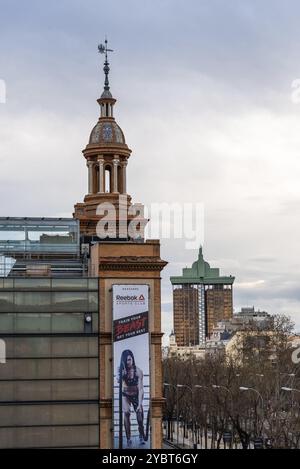 Madrid, Spanien, 8. März 2020: Stadtbild der Avenue Paseo de la Castellana mit Colon-Türmen und Einkaufszentrum ABC Serrano, Europa Stockfoto