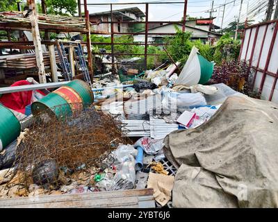 Ein Müllhaufen mit Eimer, Seil, Flaschen und anderen Gegenständen auf einer Deponie Stockfoto