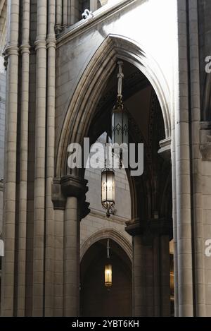 Madrid, Spanien, 20. März 2021: Innere der Madrider Kathedrale Santa Maria la Real de La Almudena, Kathedrale Santa Maria des Königs von La Almudena, Stockfoto