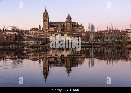 Malerische urbane Landschaft der Stadt Salamanca bei Sonnenuntergang mit der Kathedrale, die sich im Fluss Tormes spiegelt. Castilla Leon, Spanien, Europa Stockfoto