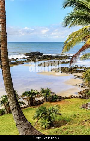 Felsiger Strand mit ruhigem Meer, umgeben von Felsen und Vegetation in Serra Grande in Bahia Stockfoto