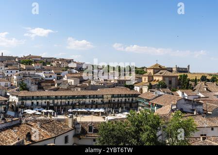Chinchon, Spanien, 26. Juni 2021: Blick aus der Vogelperspektive auf das Zentrum von Chinchon mit Plaza Mayor, typische Häuser mit Holzbalkonen und Ziegeldächern. Sonniger Tag des Su Stockfoto