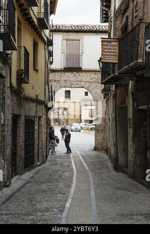 Pastrana, Spanien, 29. Februar 2020: Malerische Kopfsteinpflasterstraße in der mittelalterlichen Stadt Pastrana, Guadalajara, La Alcarria, Europa Stockfoto