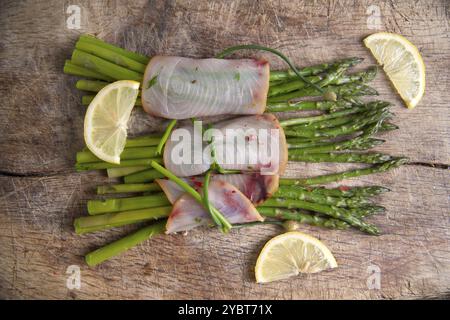 Zweiter Kurs von Schwertfisch und Spargel Beilage Stockfoto