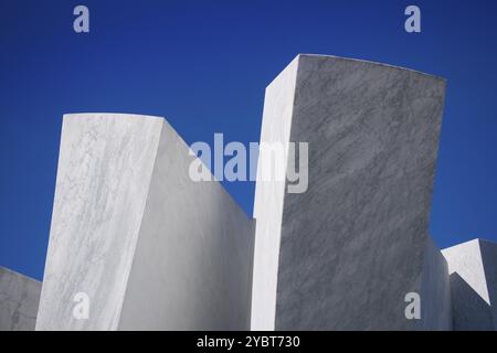 Ausstellung einer Reihe von Marmorblöcken aus Carrara Stockfoto